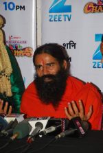 Baba Ramdev on the sets of Saregama Lil Champs in Famous on 12th Sept 2011 (9).JPG